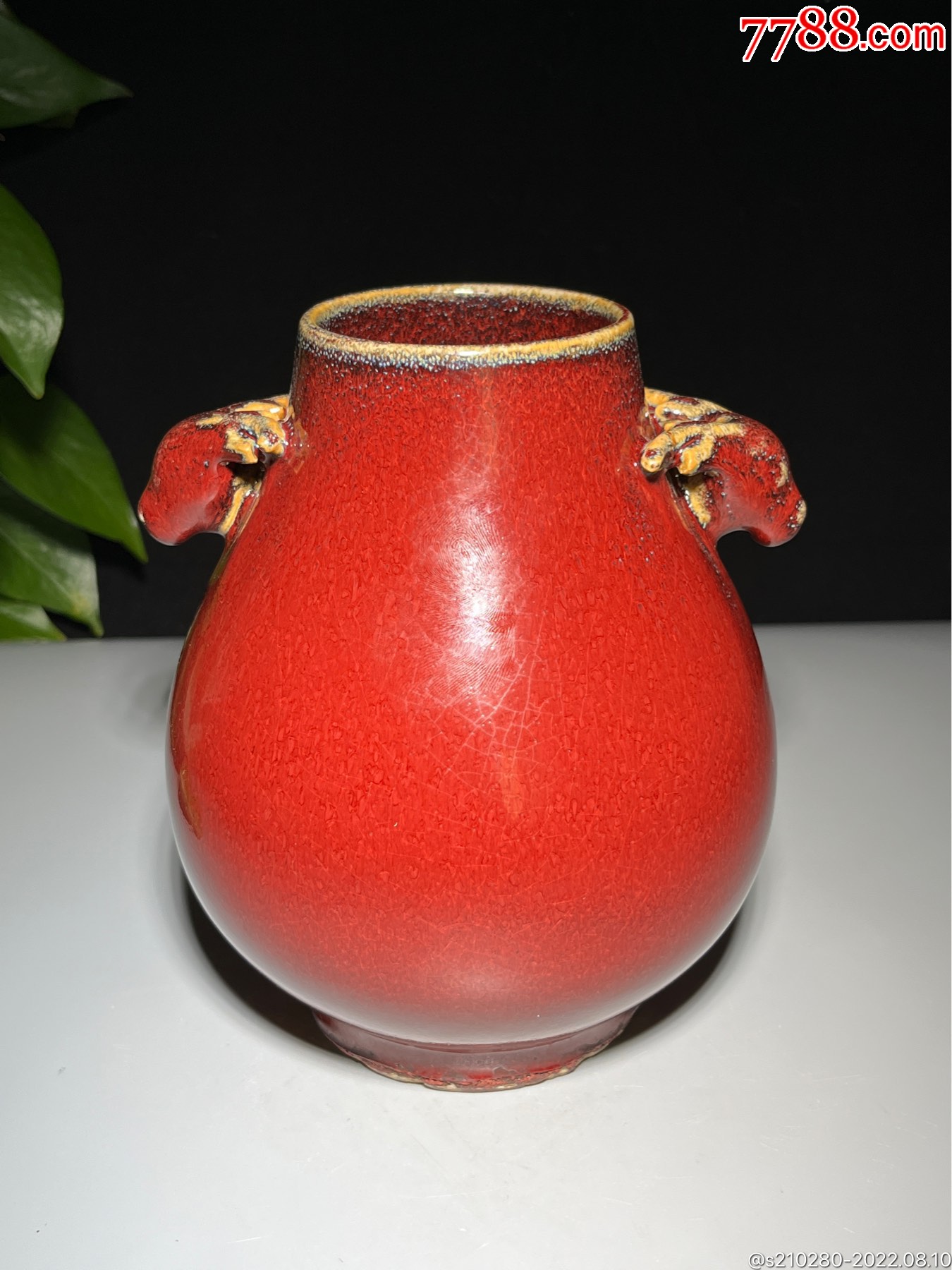 红釉鹿头尊造型独特瓷质细腻釉水肥润摆放美观