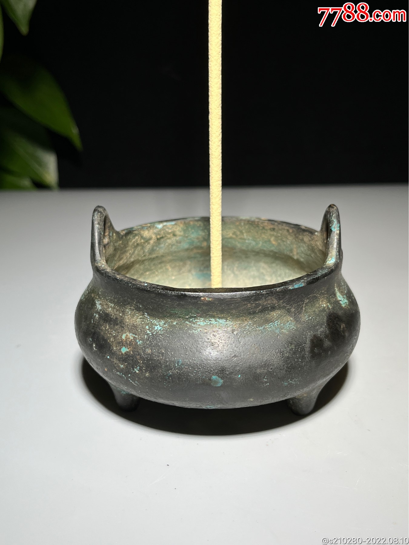 冲天耳铜香炉造型独特皮壳老辣包浆浓厚底部有款字口清晰
