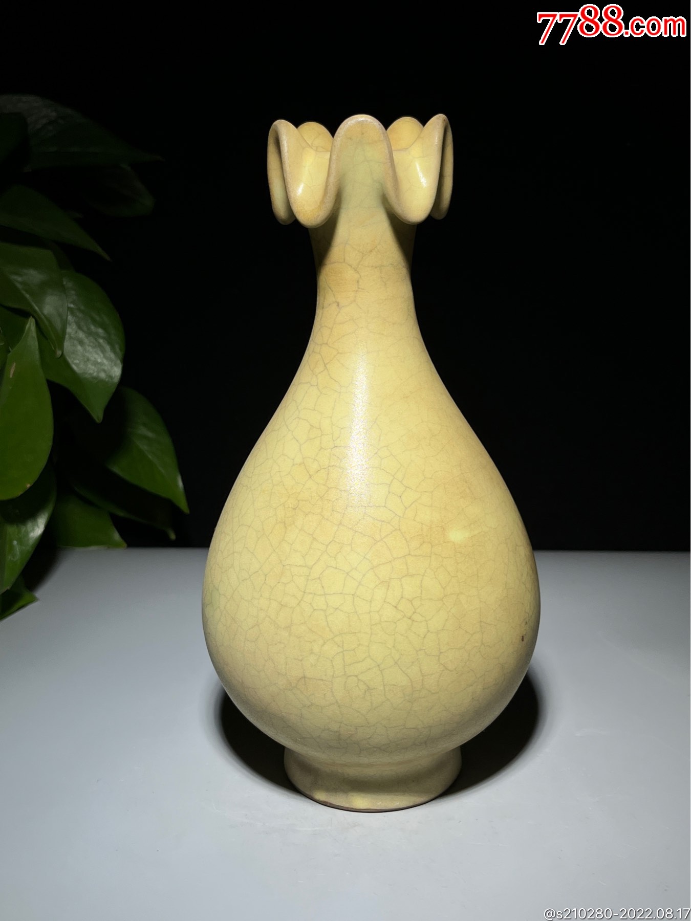 开片花口瓷瓶子造型独特瓷质细腻开片漂亮