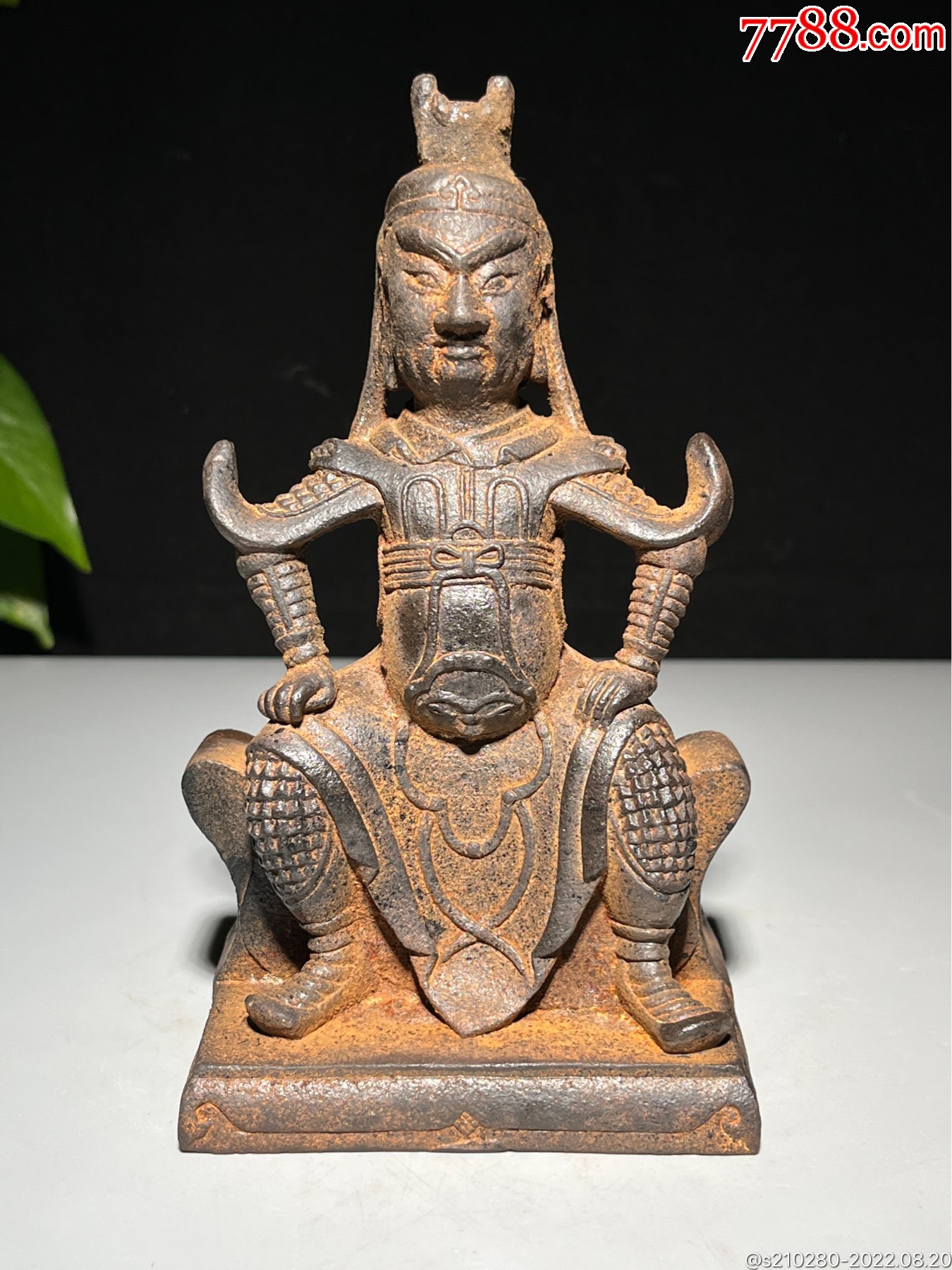 沧桑天官铁佛像造型独特五官清晰皮壳老辣气势磅礴