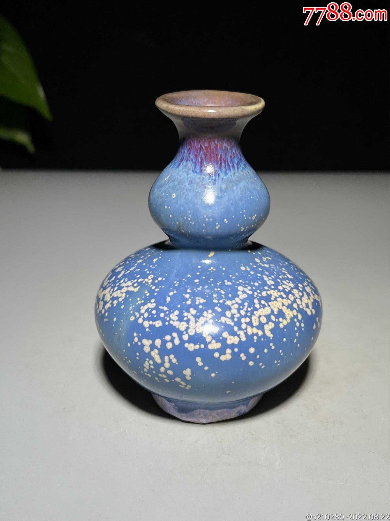 蓝釉窑变葫芦瓶造型独特瓷质细腻釉水肥润