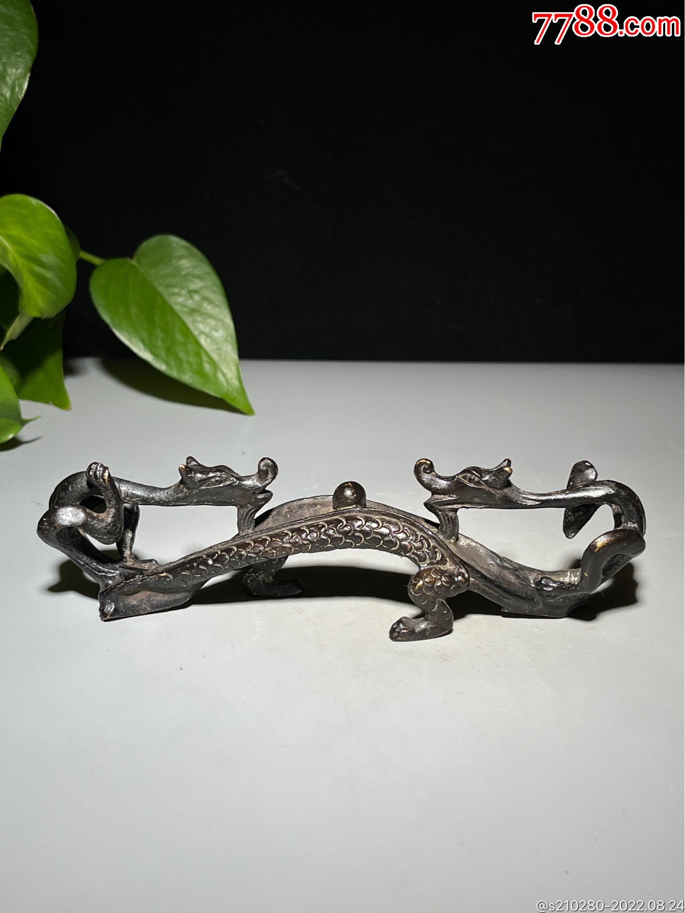 双龙戏珠铜笔架造型独特皮壳老辣设计巧妙