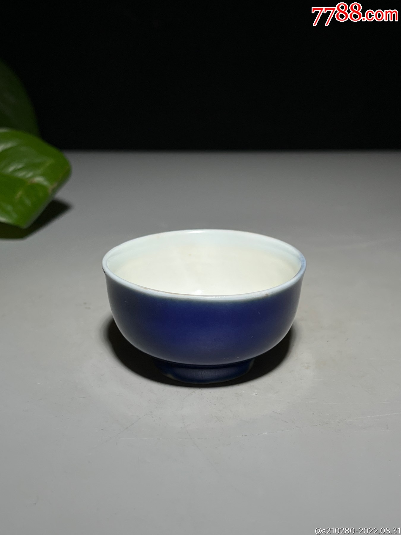 蓝釉小瓷杯子造型独特瓷质细腻釉水肥润精致小巧