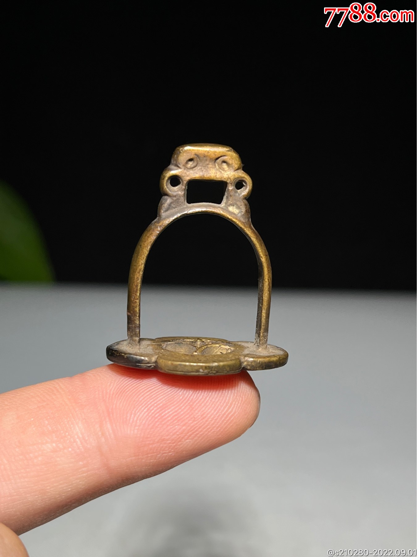 袖珍铜马镫造型独特精致小巧皮壳老辣