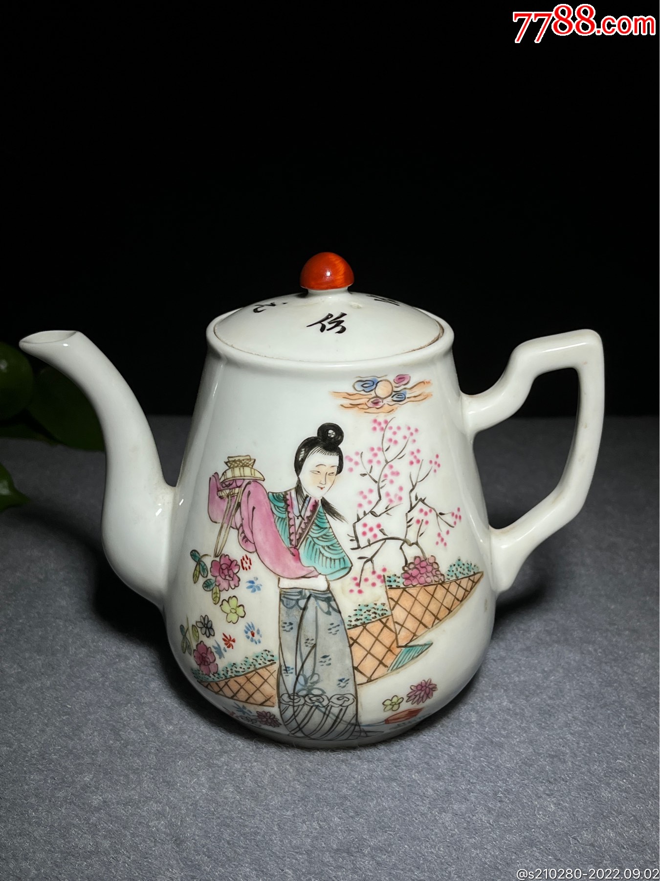 粉彩人物瓷茶壶造型古朴瓷质细腻图案精美字口清晰