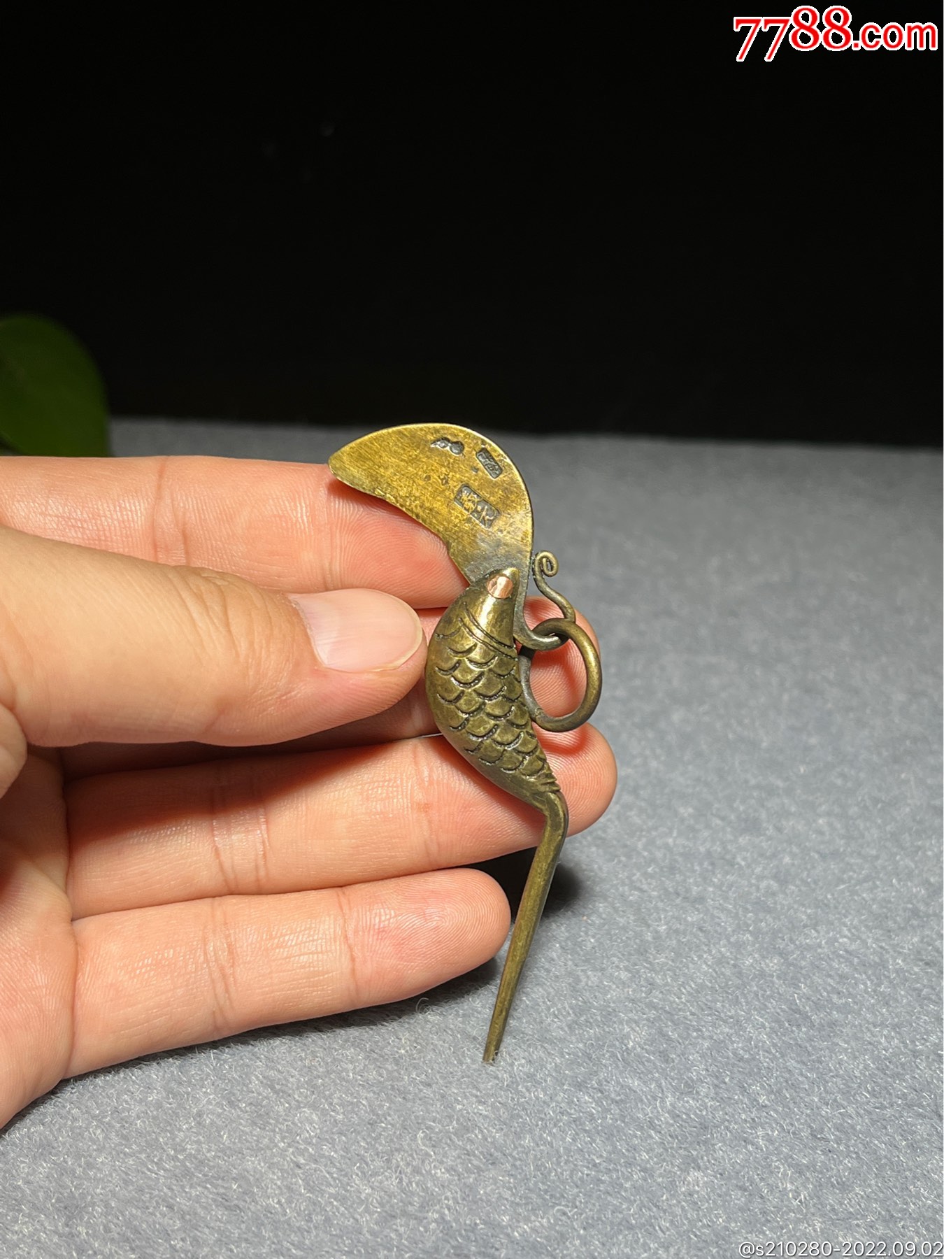 袖珍带款铜鱼刀造型独特皮壳老辣字口清晰精致