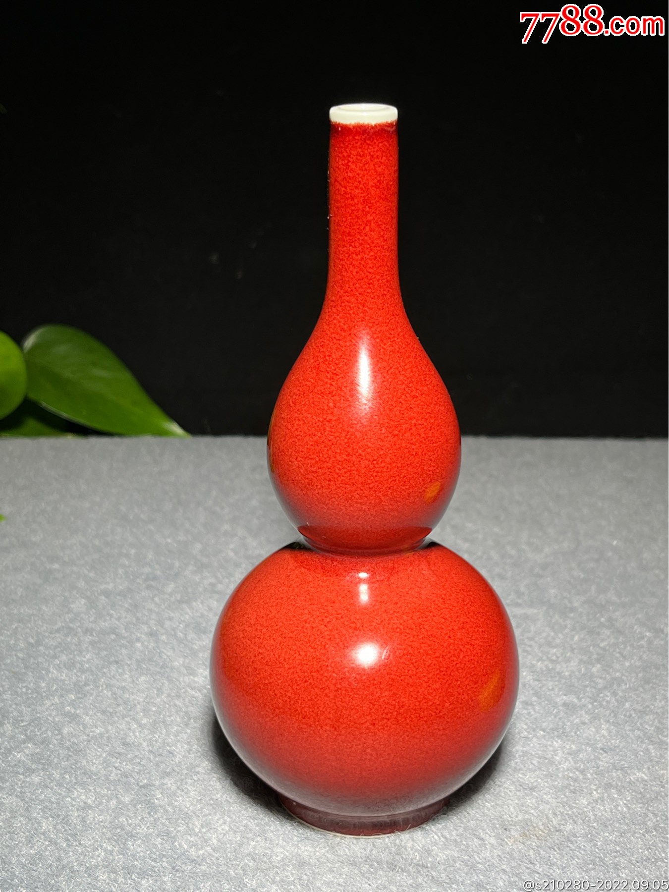 红釉葫芦瓷瓶子造型独特瓷质细腻釉水肥润精美绝伦