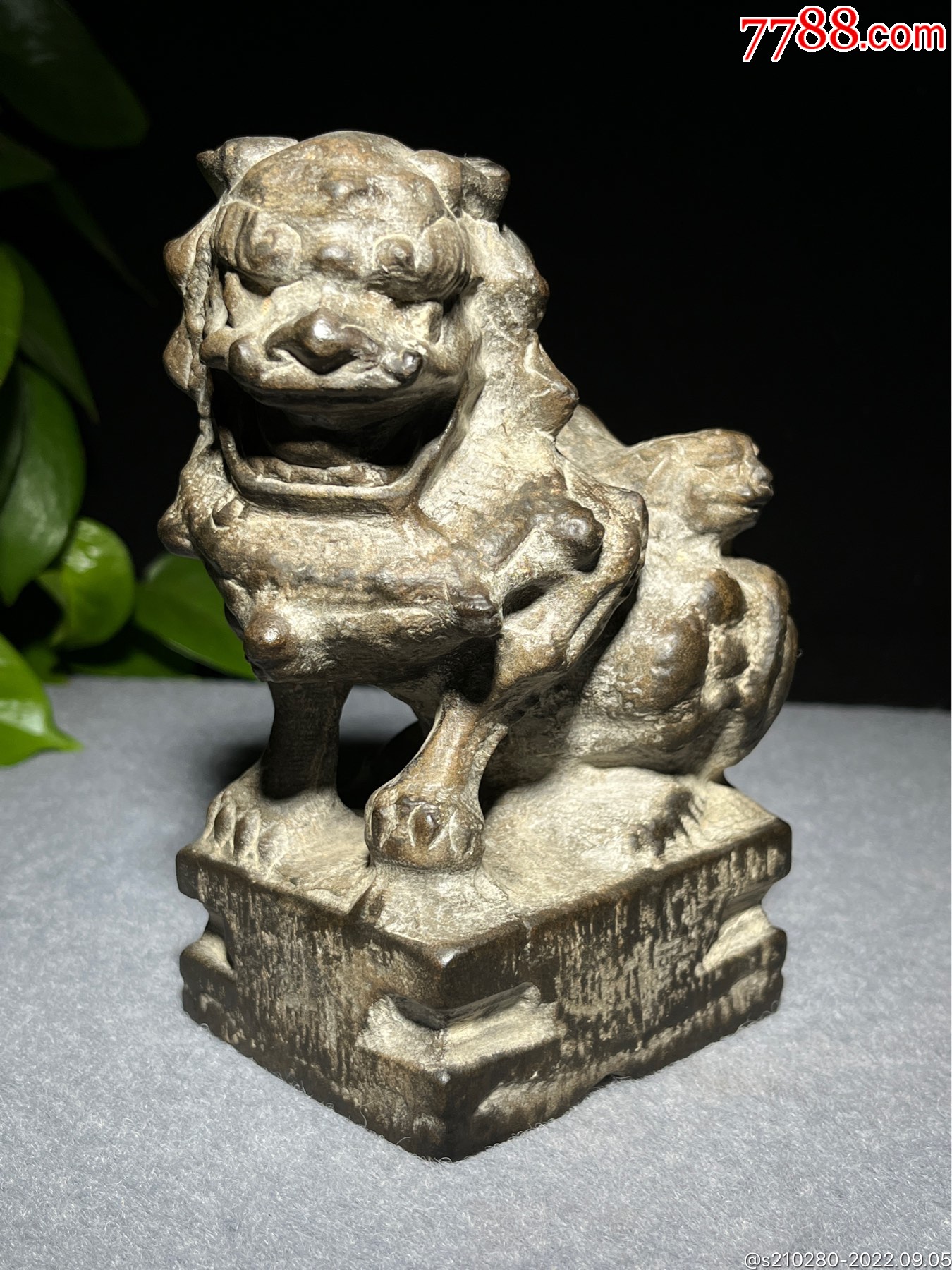 案头子母石狮子造型霸气石质坚硬皮壳老辣气势磅礴