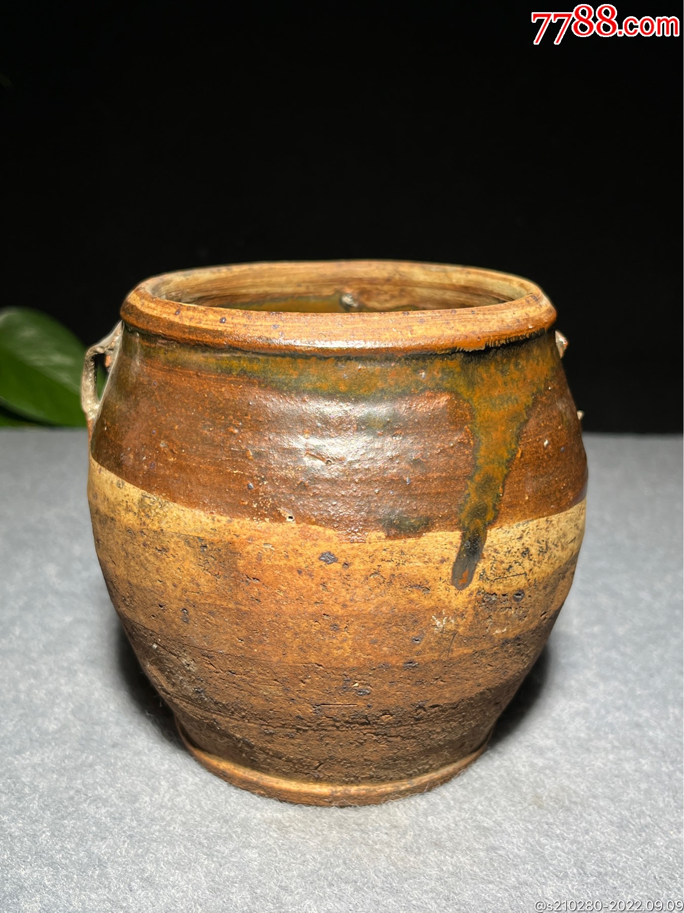 古朴紫金釉小瓷罐造型独特瓷质细腻局部小磕碰