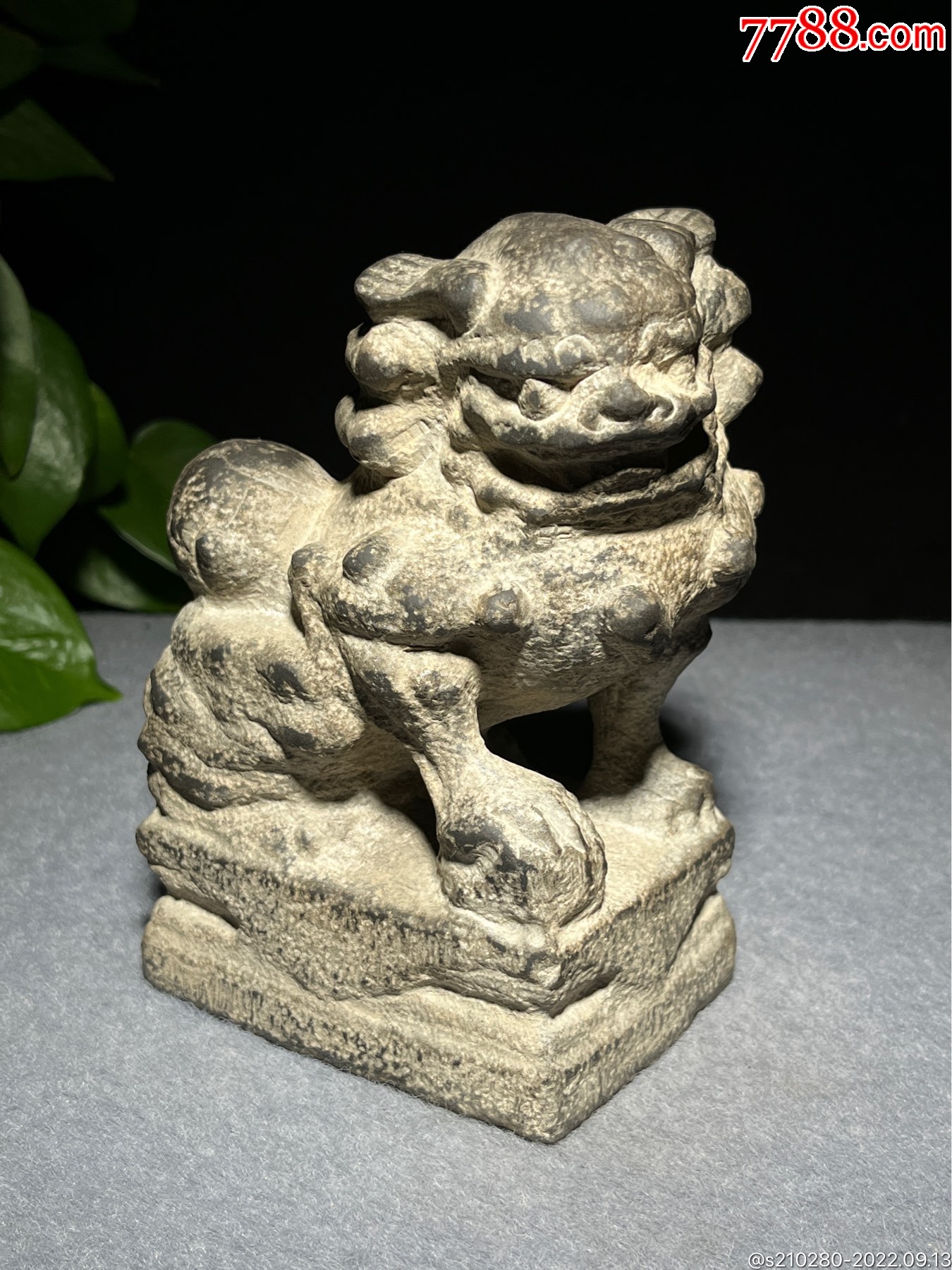 案头石狮子造型霸气背绣球雕刻细腻