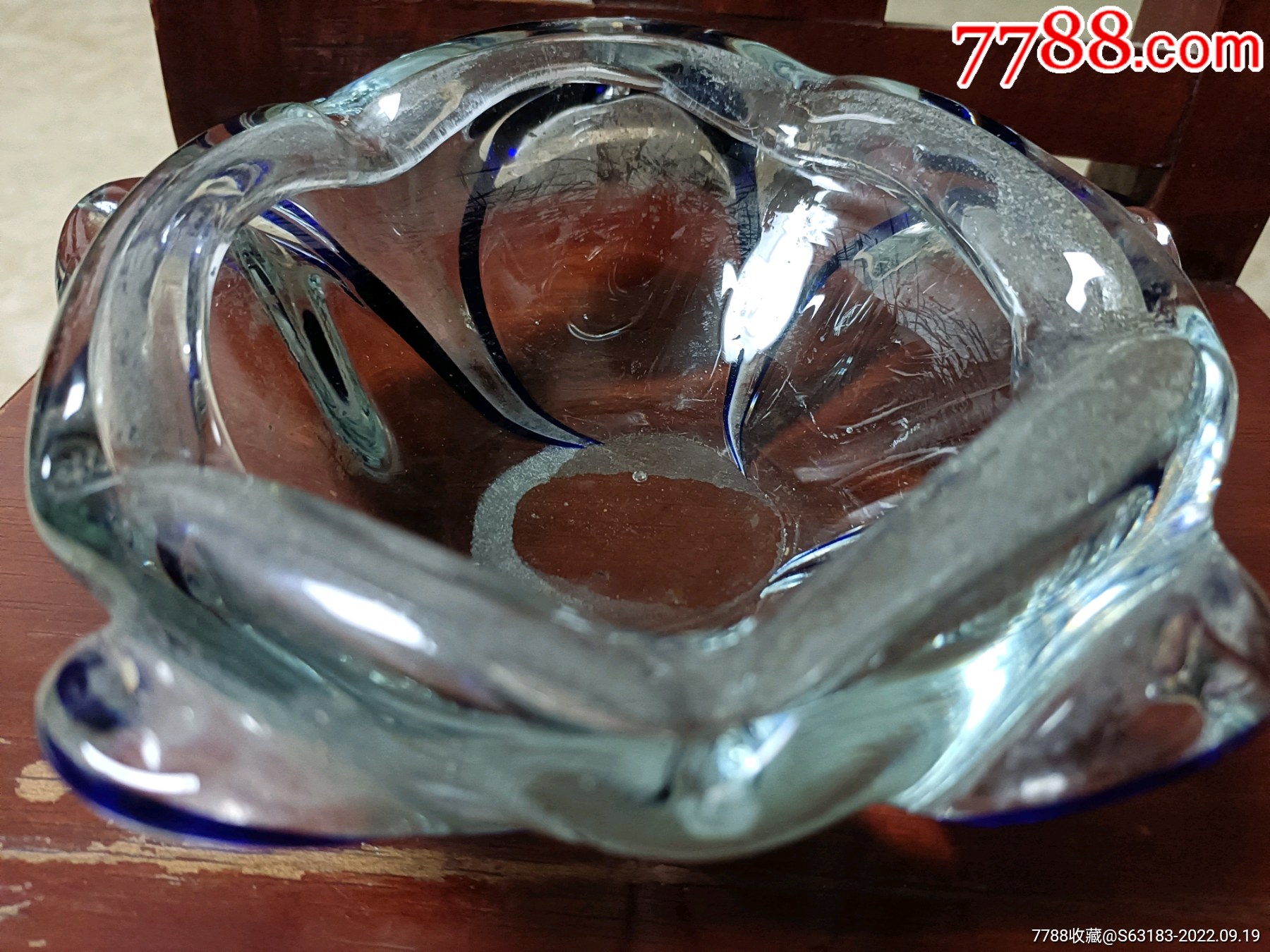 (厚重)非常漂亮的六七十年代老式玉兰花彩色玻璃烟灰缸(非常厚重)