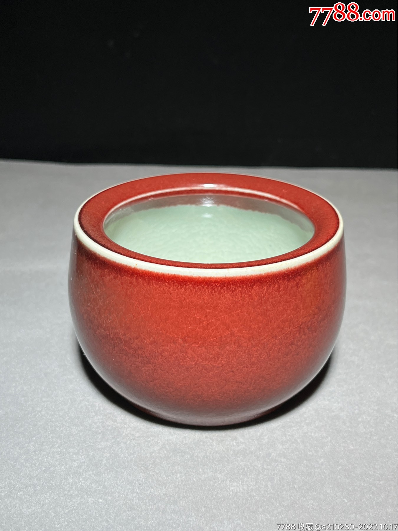 红釉小瓷罐造型独特瓷质细腻釉水肥润精致