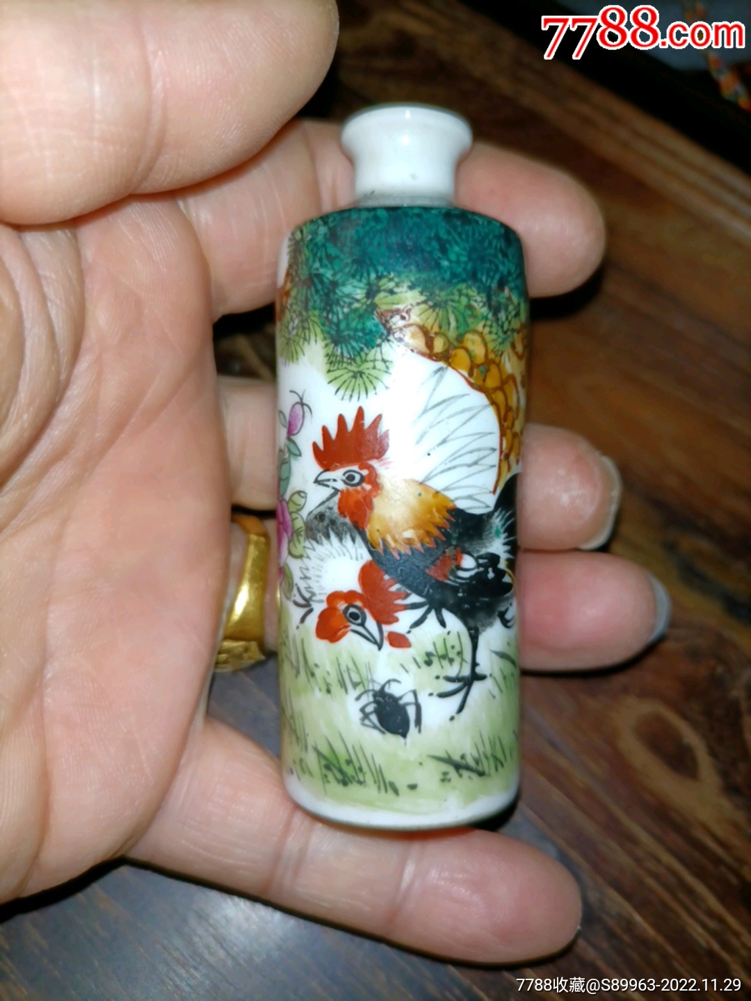 一件老彩绘鼻烟壶