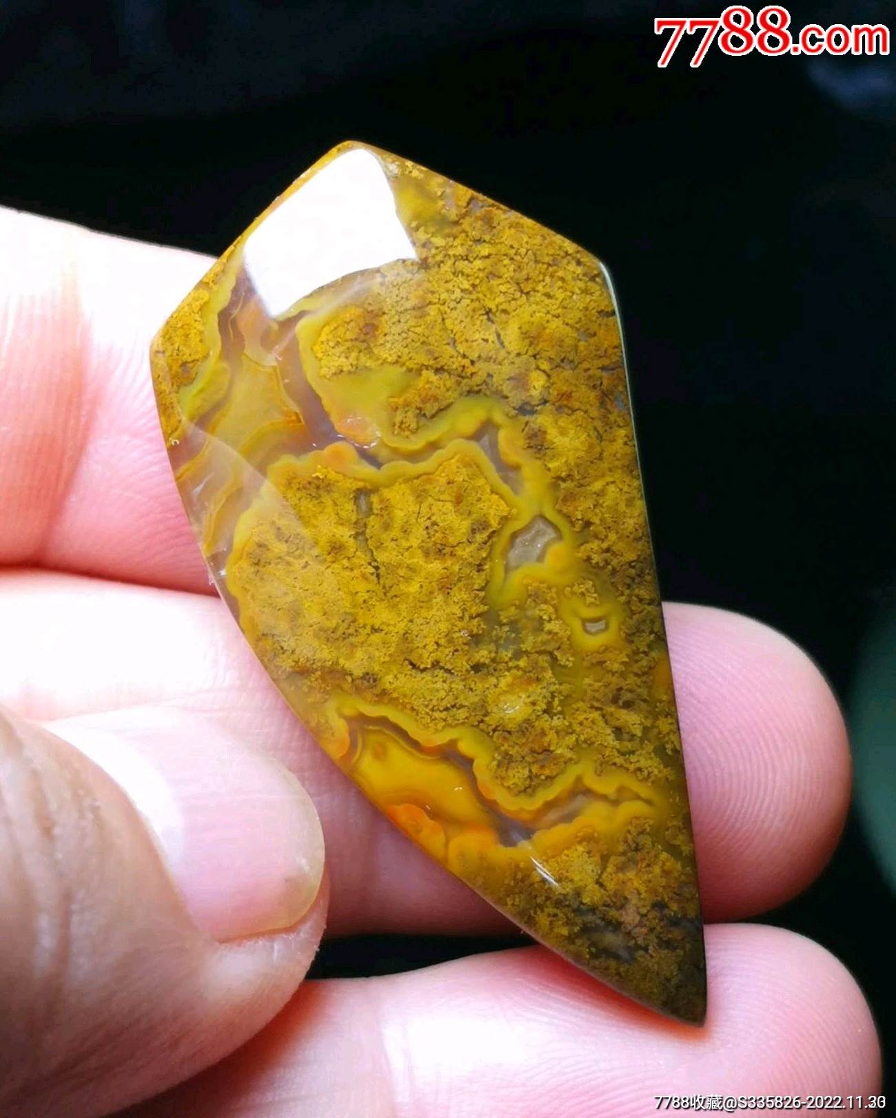 战国红玛瑙草花原矿多色飘花吊坠挂件一枚,器型规整做工精致全品高光