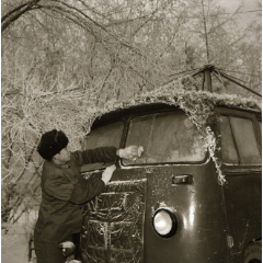 罕见黑龙江省*区寒地作战汽车连*队军人解放大卡车*车寒地伪装老照片