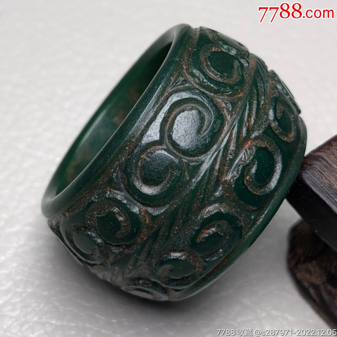 乡下回流老料绿玛瑙如意纹扳指尺寸:内径22毫米,宽19毫米老货包浆