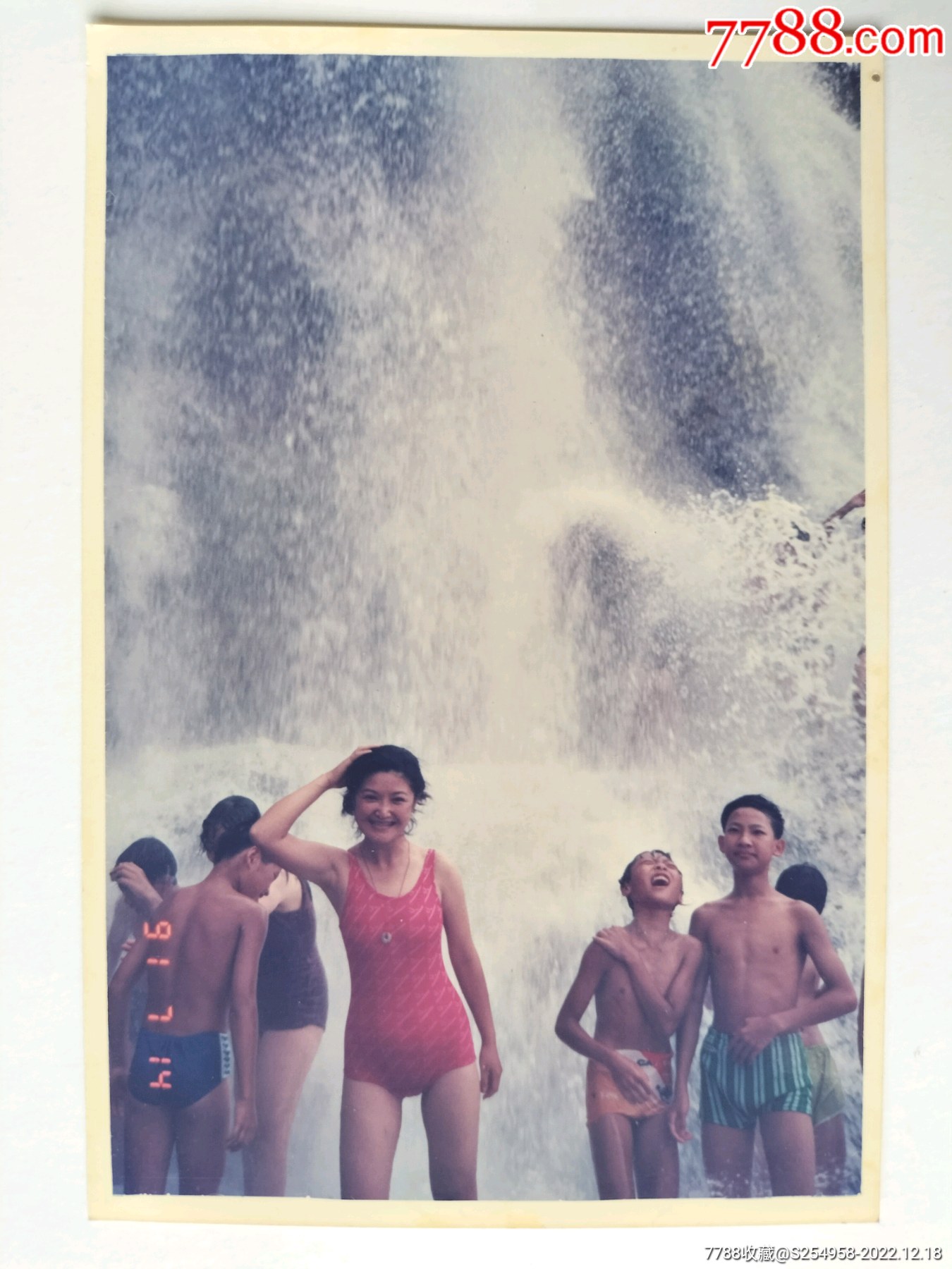 九十年代泳装漂亮女孩在瀑布下留影照片一张 老照片 收藏