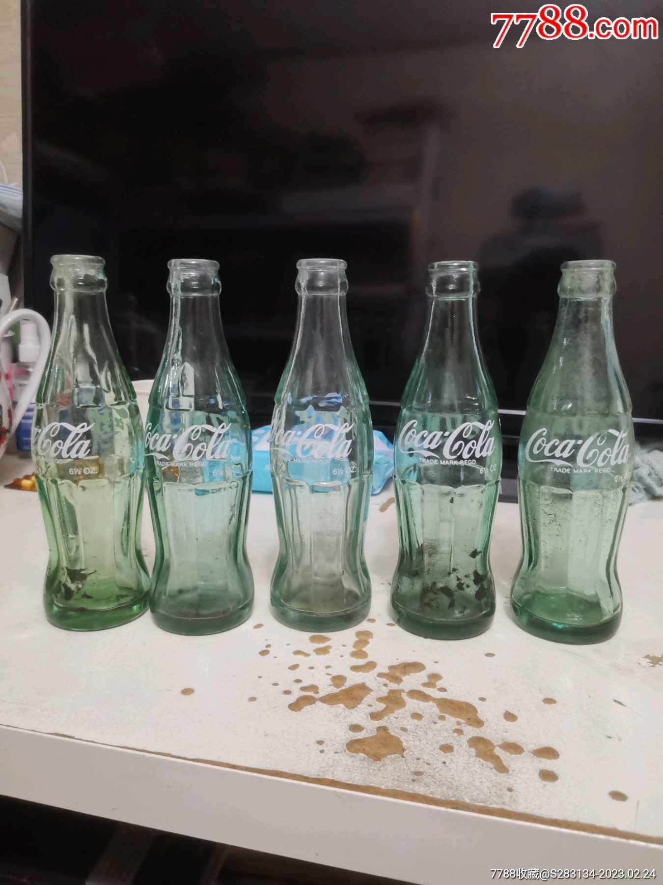 可口可乐老玻璃瓶5个合拍,品好无磕碰,里边有点脏都是土,需要清洗