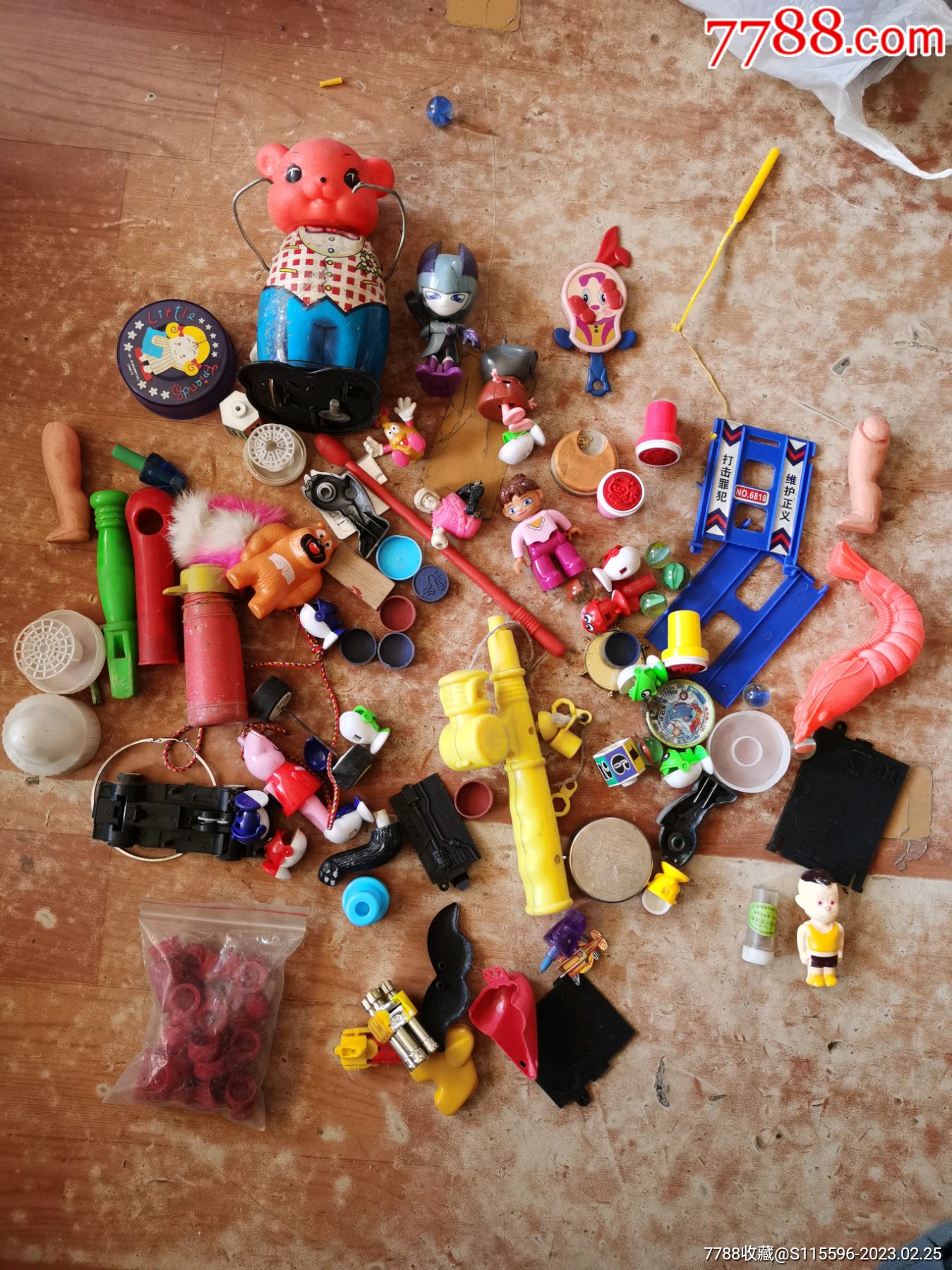 一堆小孩玩具合拍