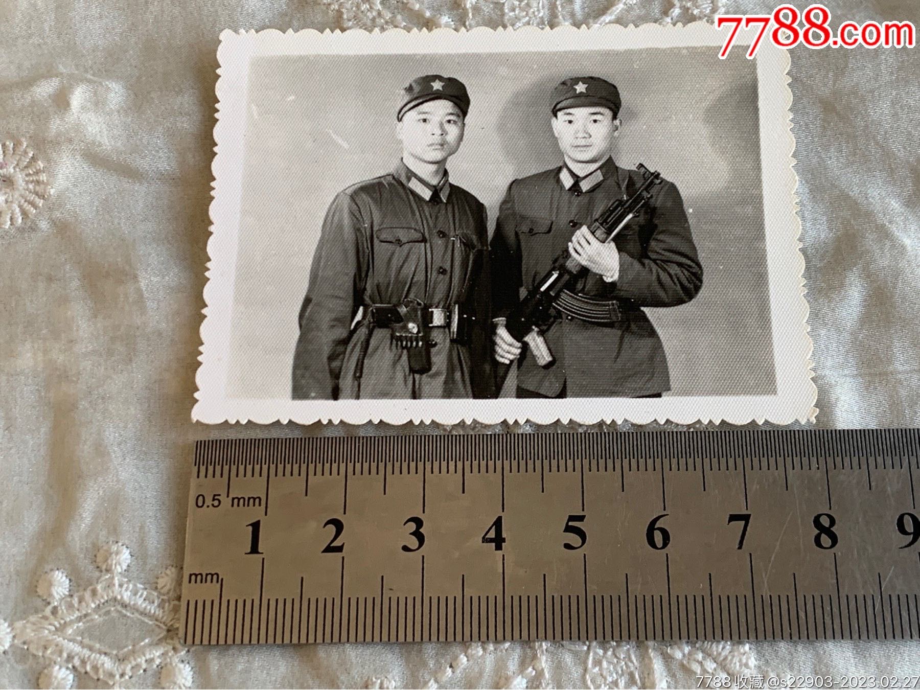 六七十年代老照片:两个解放军帅哥约7.9×5.