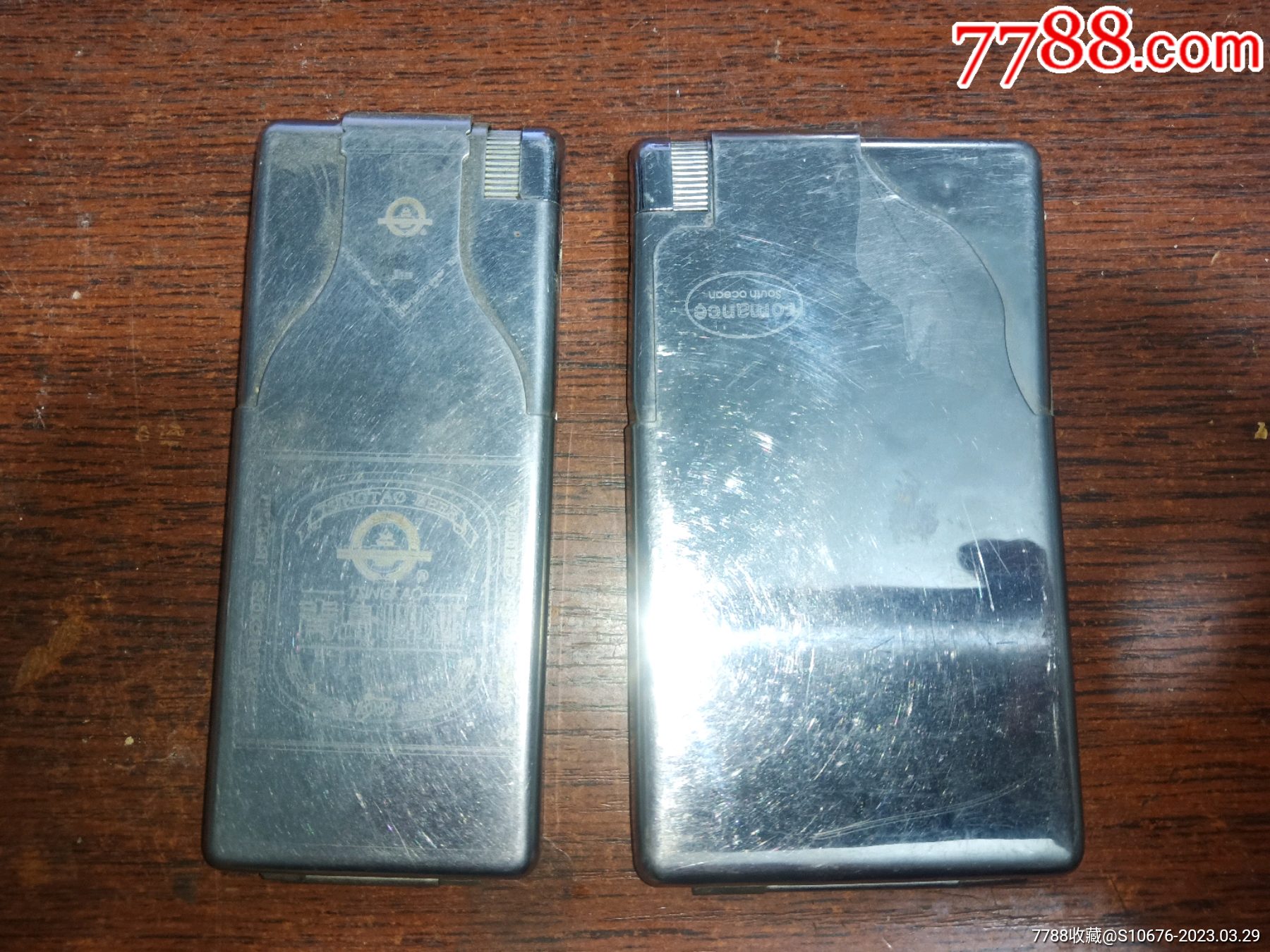 两个带烟盒的打火机