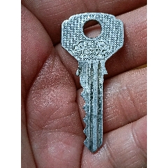 少见六七十年代双狗动物图案铝钥匙,上海长征