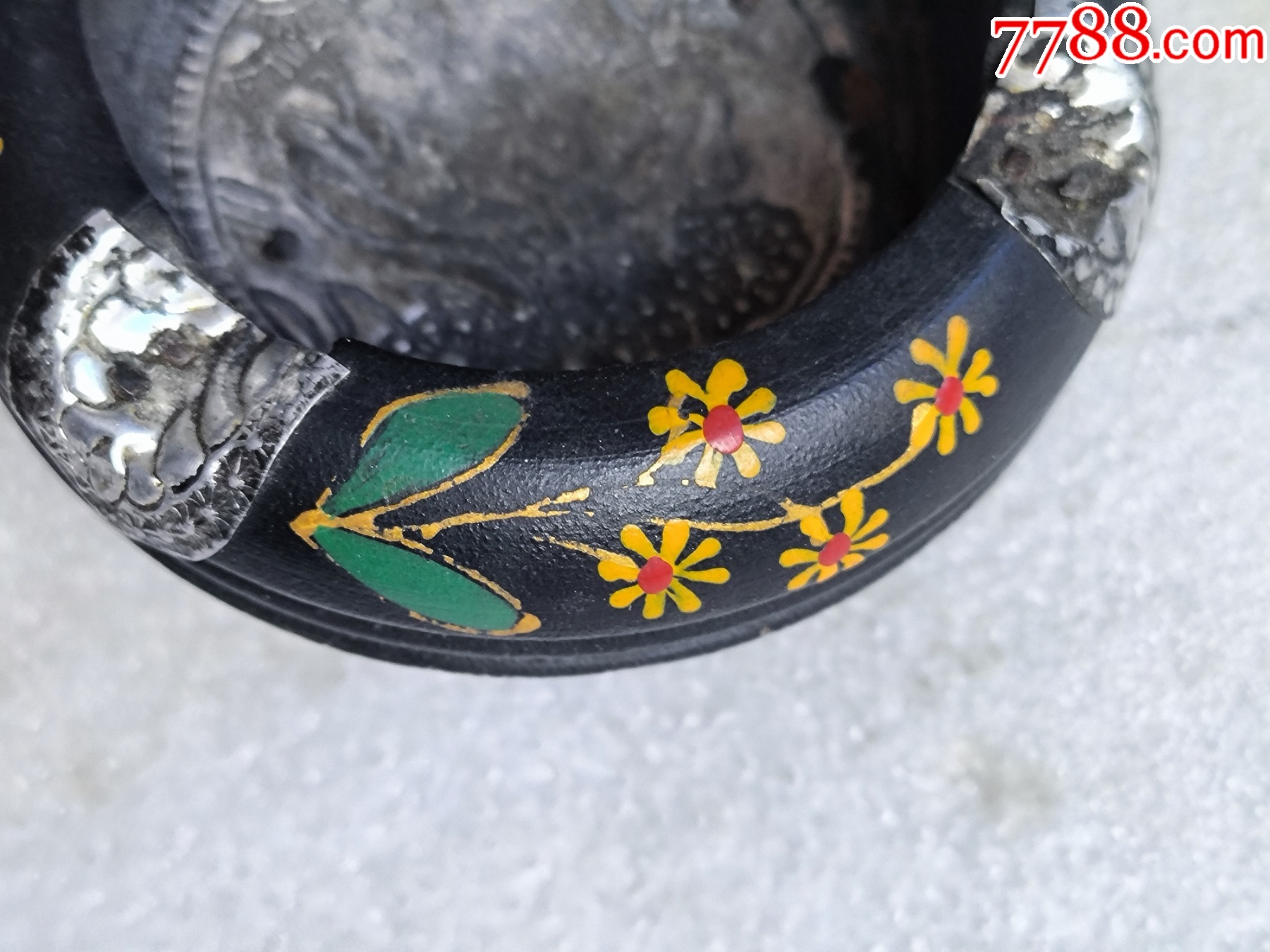 有些年头烟灰缸i317,感觉是木质的,上面有手绘图案,完整,品相如图