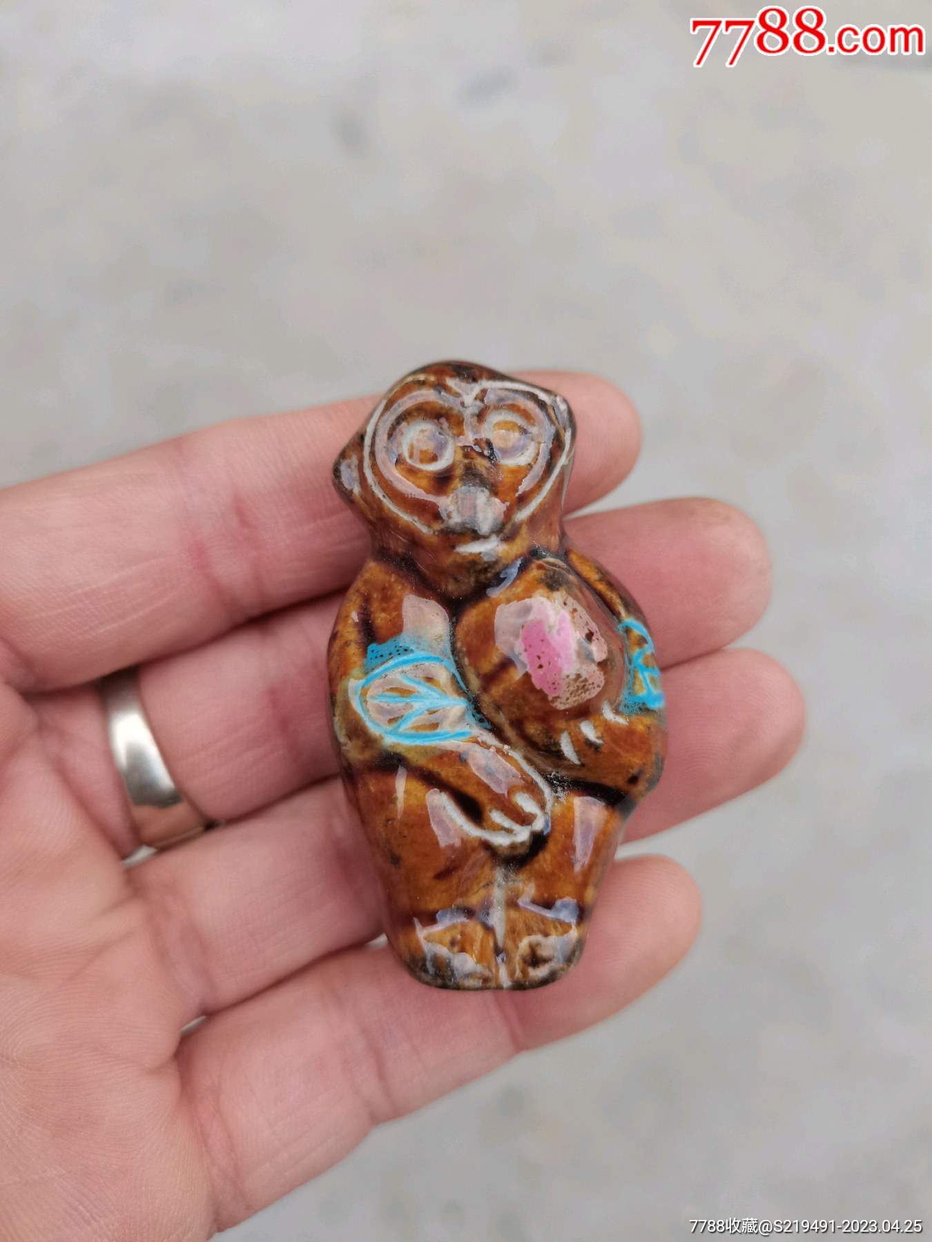 酱釉瓷小猴子挂件