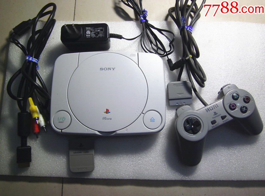 早后期ps1游戏机一套,使用正常,原装主机,原装手柄,剩下其它组装品,品