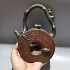 当前位置:>7788收藏__收藏热线>加价>紫砂壶>品名:竹节壶尺寸:17/11cm