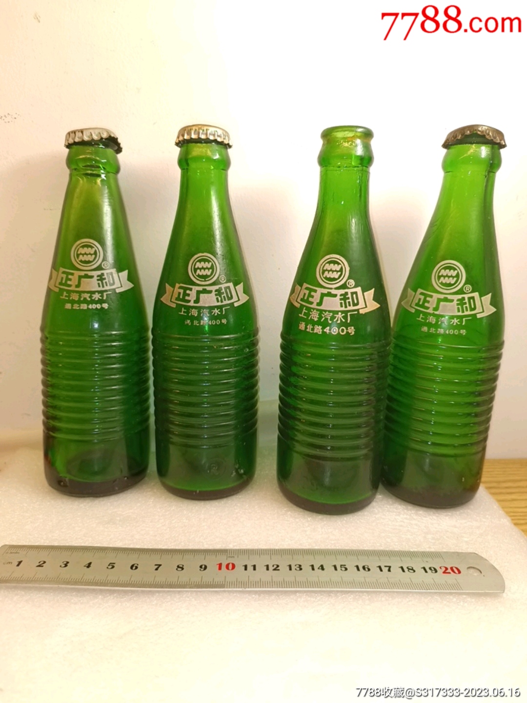 有啤酒瓶和杯子的老人 库存图片. 图片 包括有 一个, 波西米亚, 成人, 年龄, 饮料, 装载, 全能 - 100391061