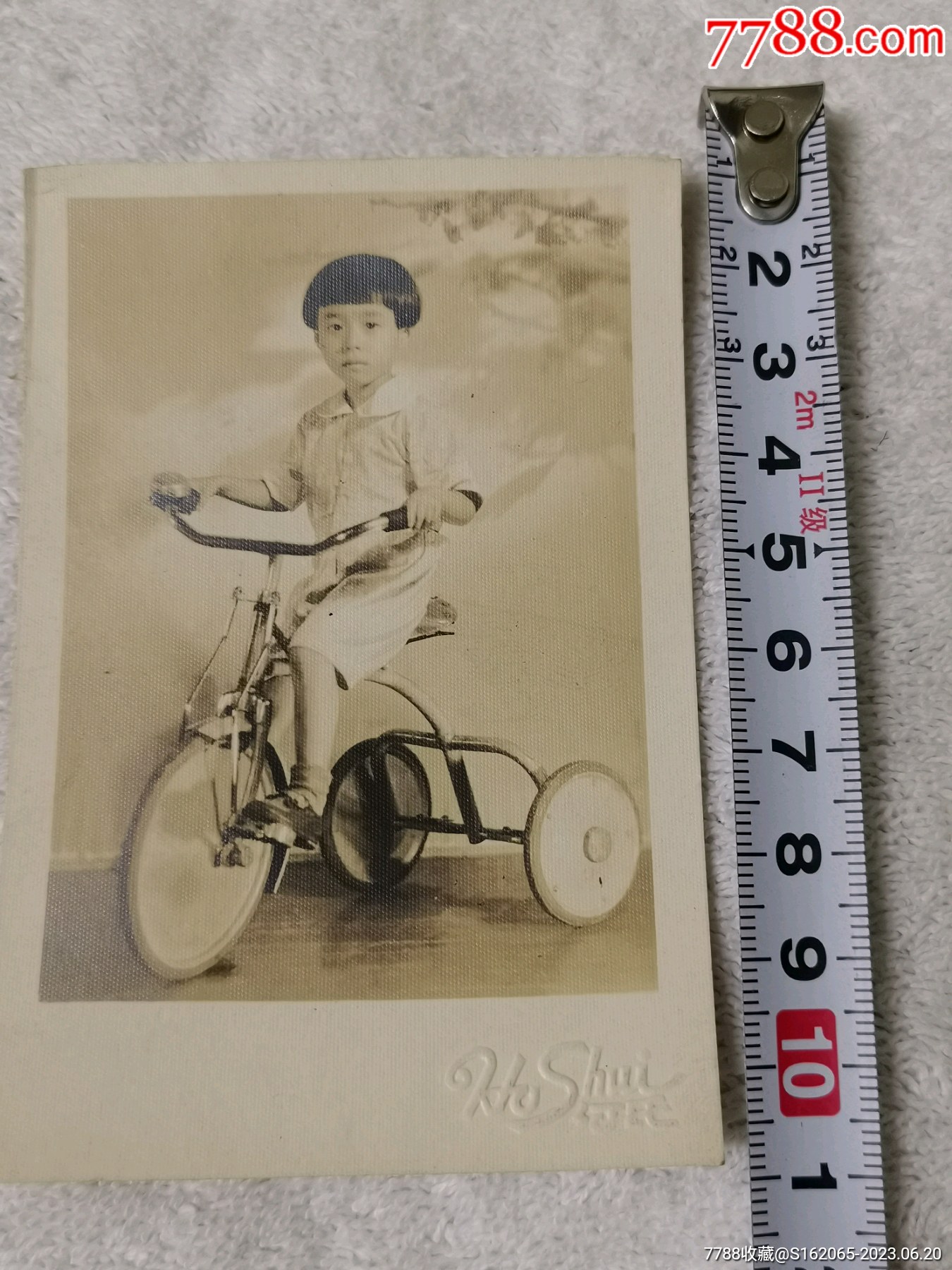 民国儿童骑三轮车留影