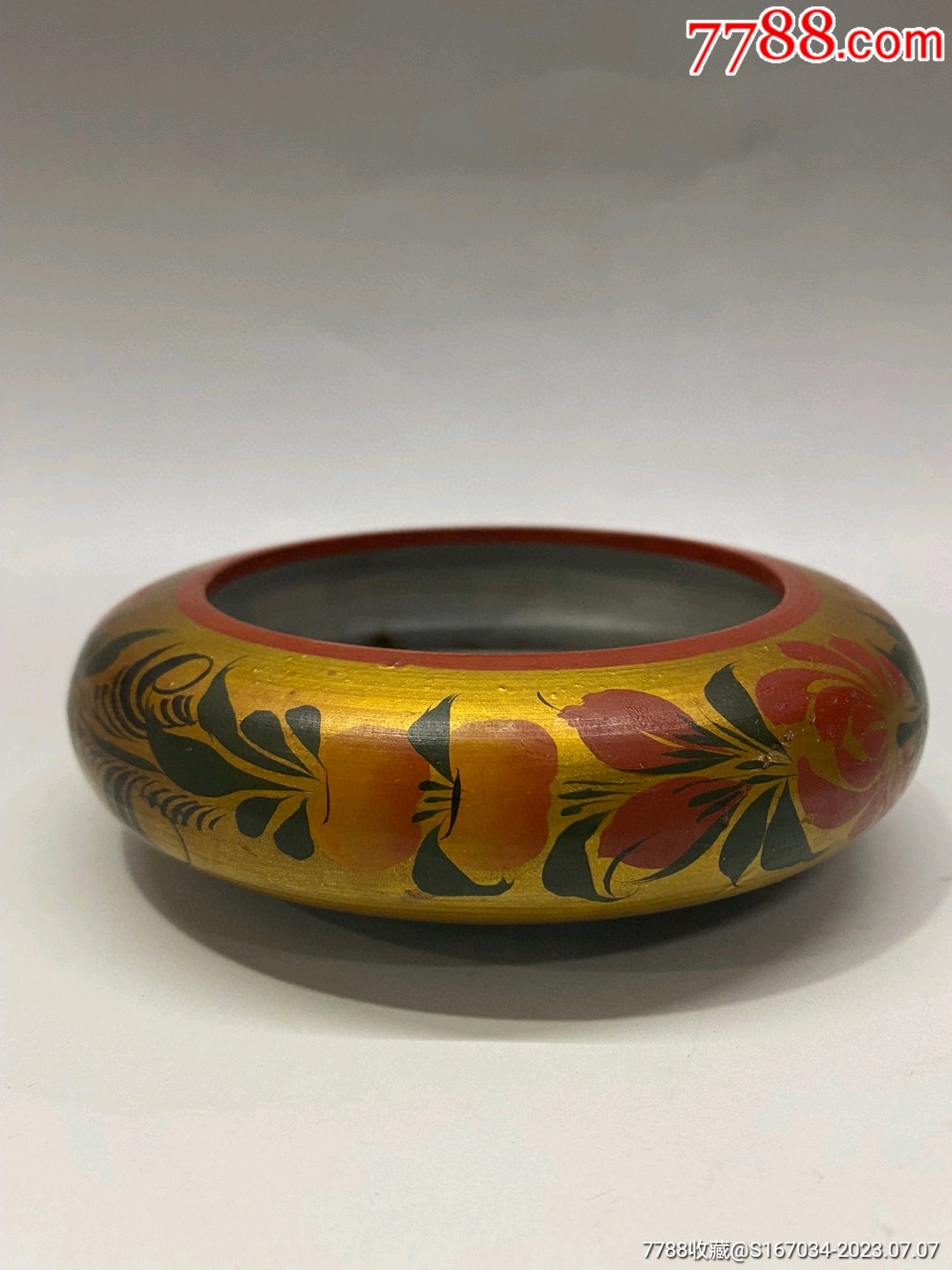 回流木胎漆器,金时绘花卉图案,内银箔,高3.5公分,口部直径7.