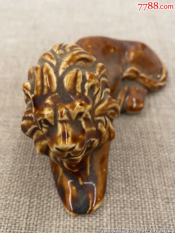 早期陶瓷狮型摆件