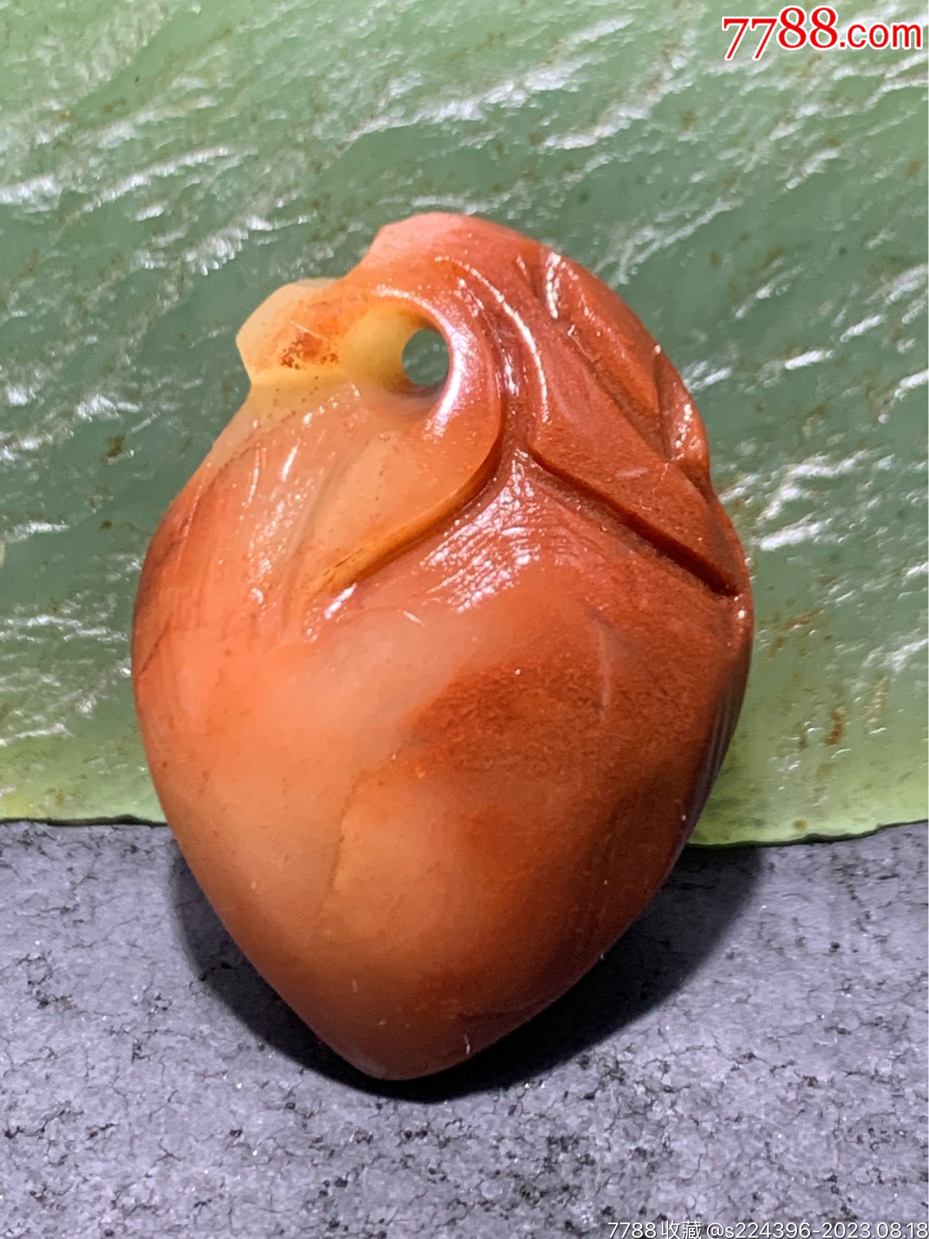 天然新疆三彩玉雕刻寿桃吊坠一个