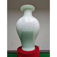 strong>玉青秞刻花鱼尾瓶 /strong>_青瓷/秘色瓷_豆青釉_80-89年_瓶
