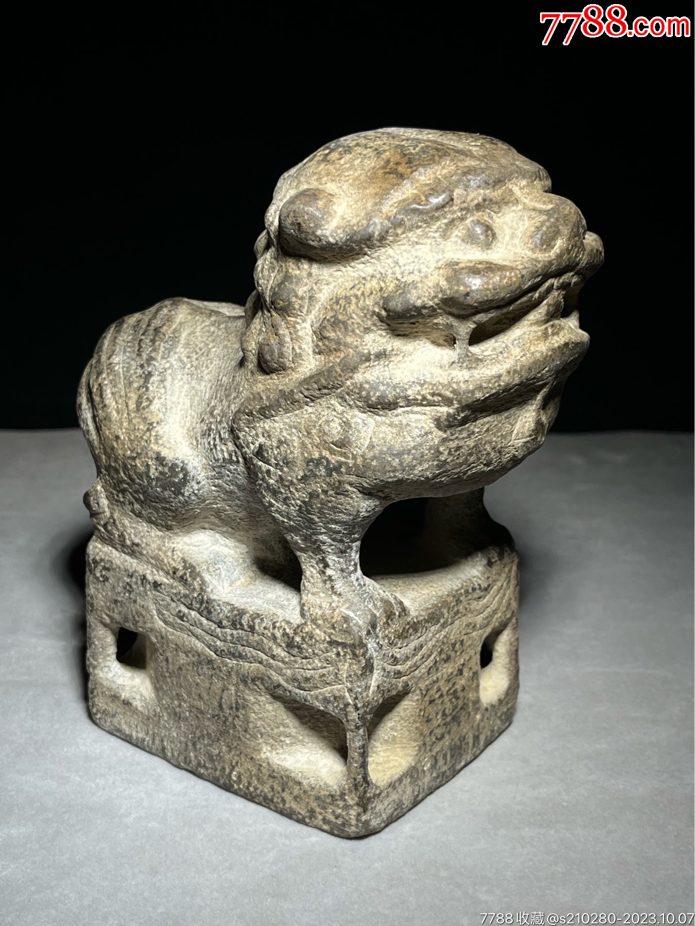 四柱镂空案头小囍狮造型霸气雕刻细腻皮壳老辣气势磅礴