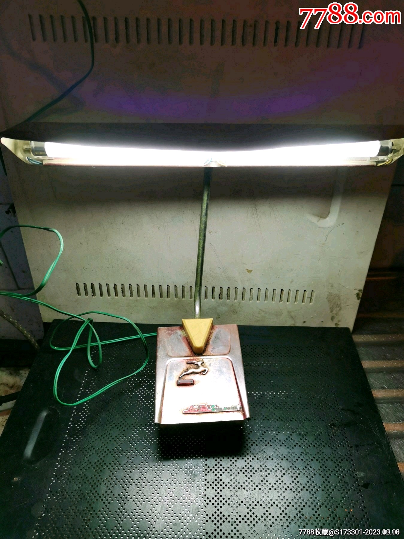 早期上海飞鹿台灯荧光台灯加配套的上海牌荧光灯管留存至今不易功能