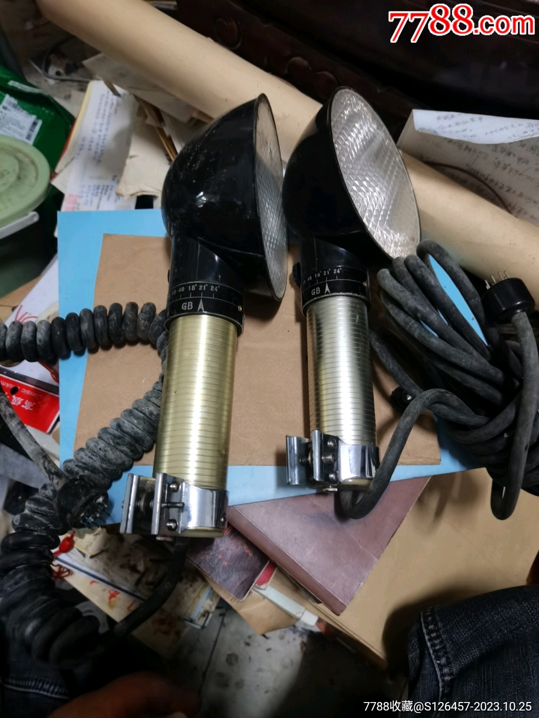 六70年代的闪光灯一对有一个品相还行有一个有潮痕