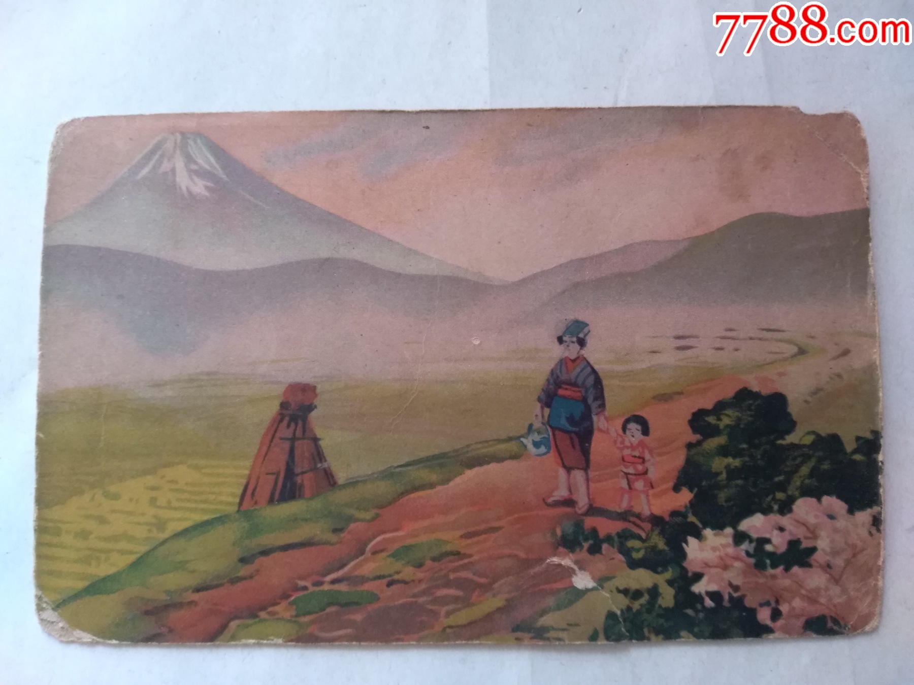 民国时期非常漂亮的明信片在富士山脚下母亲领着女儿在田野上很有意境