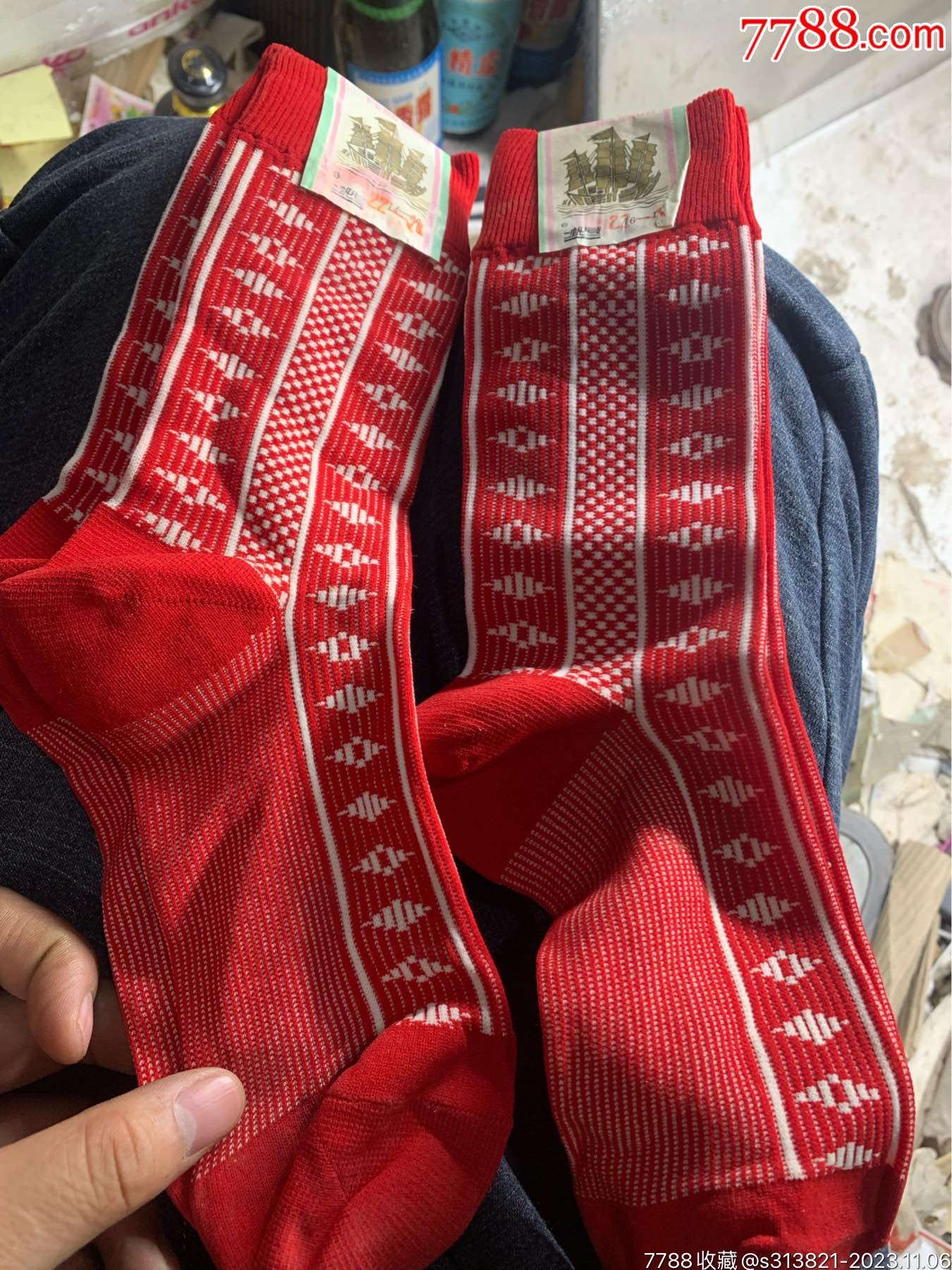 来自七八十年代的大红色臭脚尼龙袜子两双
