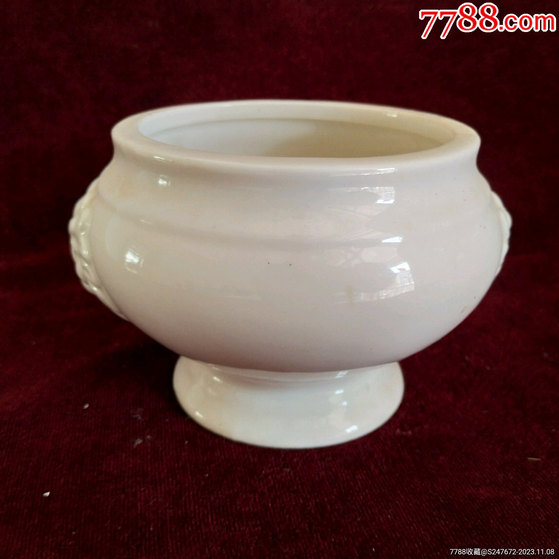 老兽耳白釉香炉