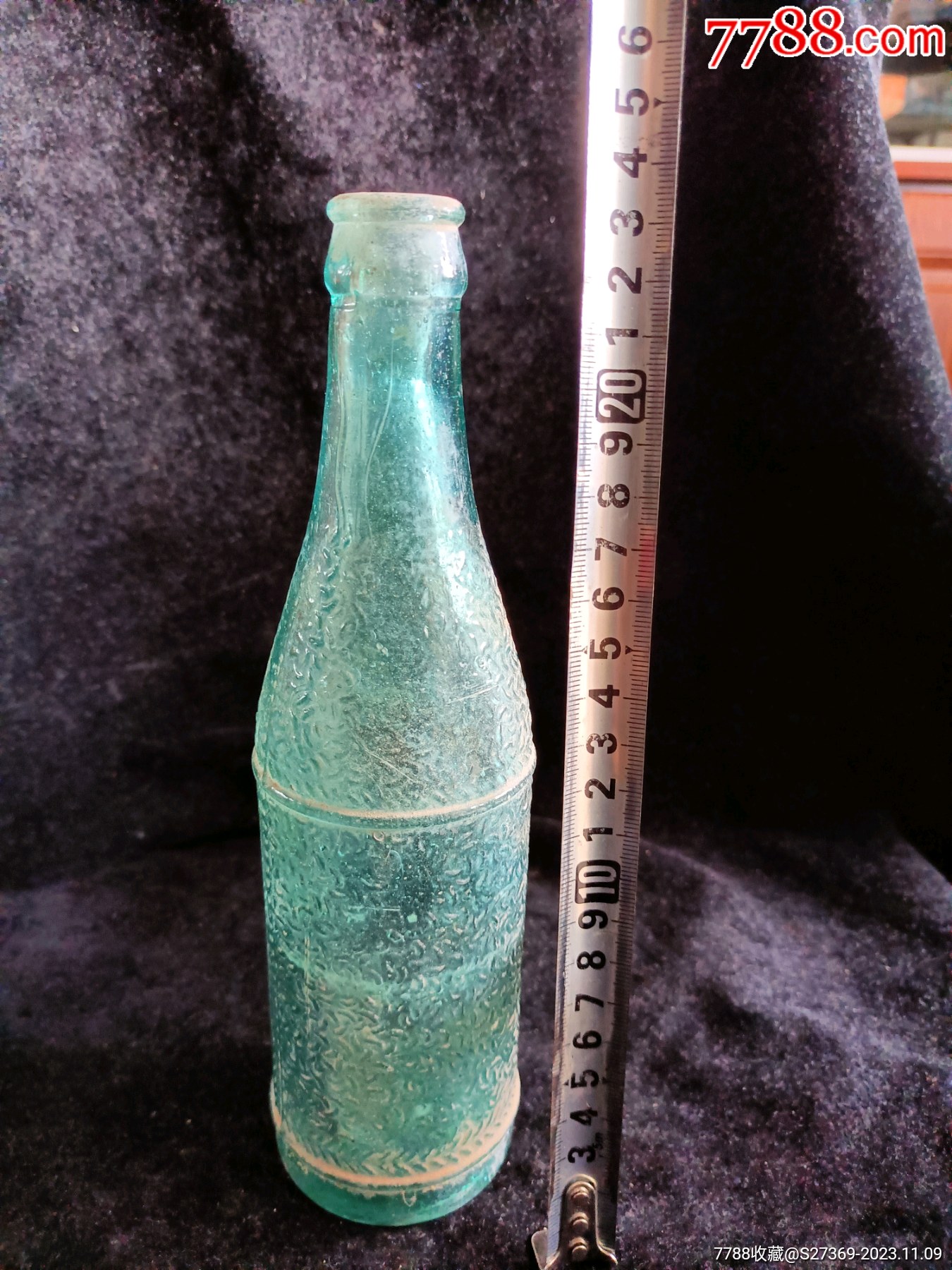 不知名蓝色酒瓶一只