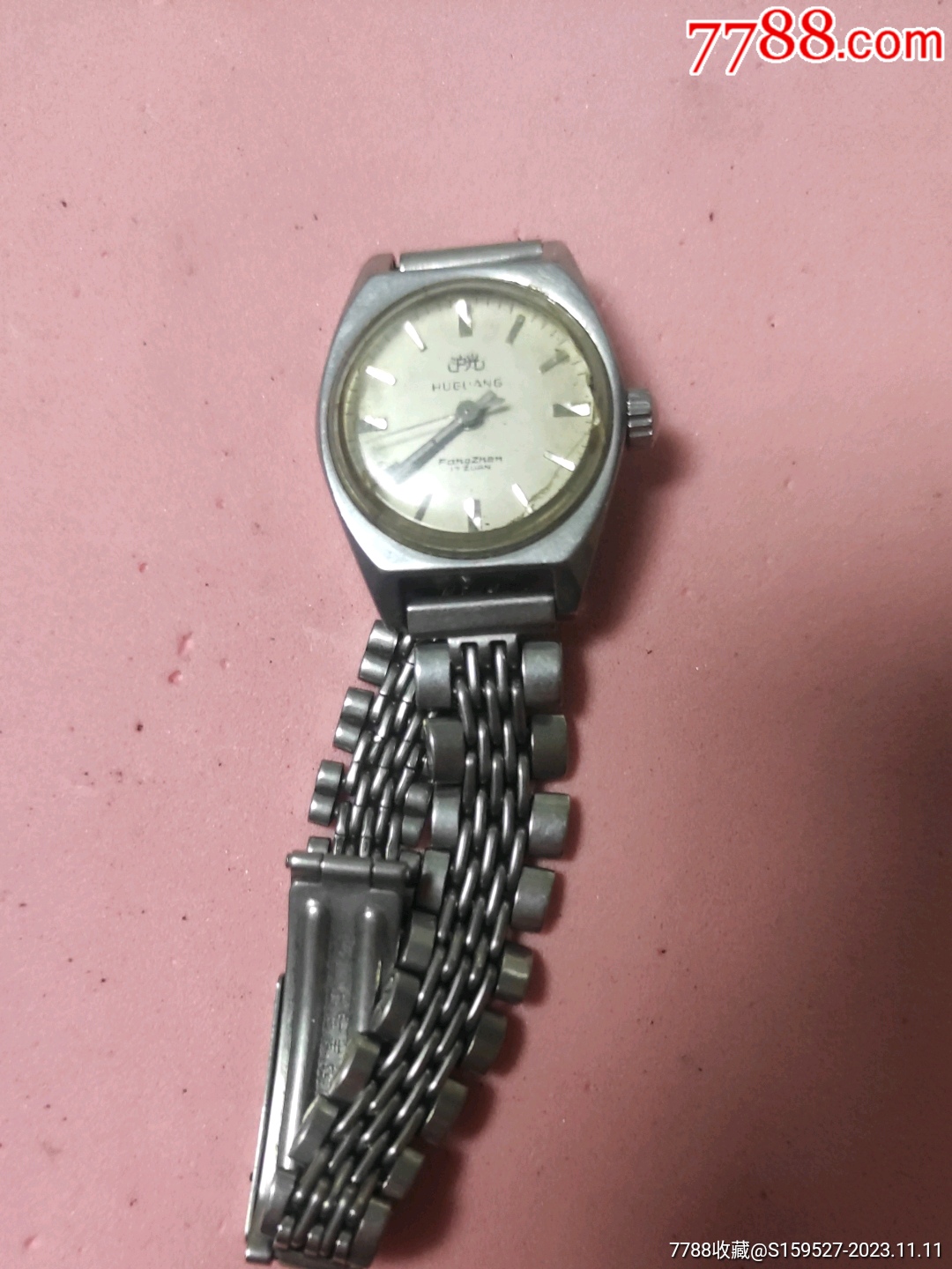 这是一块早期由上海手表三厂出品的沪光牌女式手表此表晃晃走时