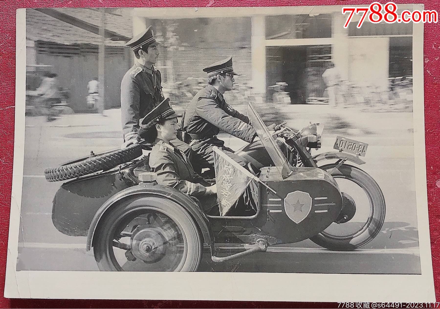 安局公交派出所警察开摩托车巡逻