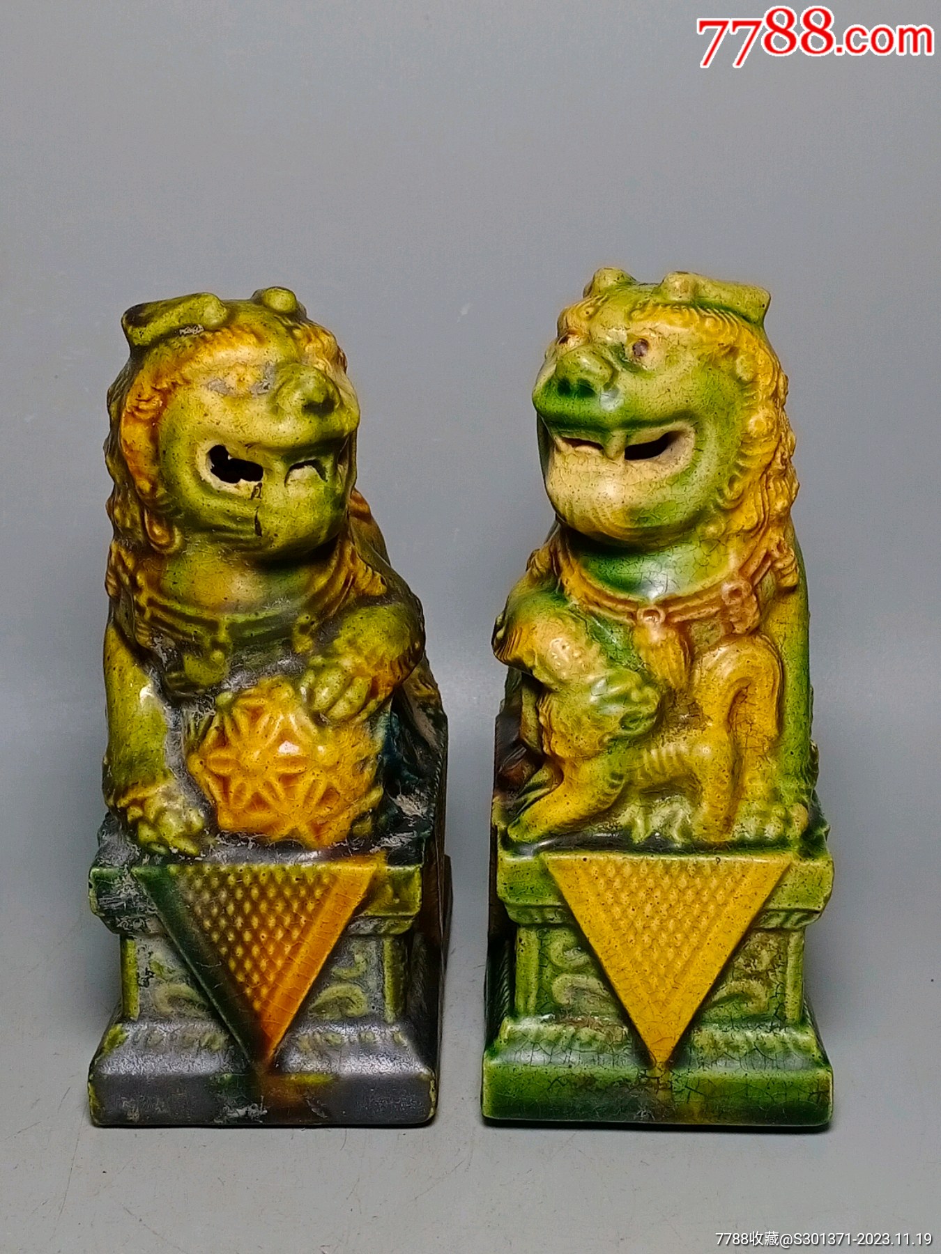 素三彩狮子一对