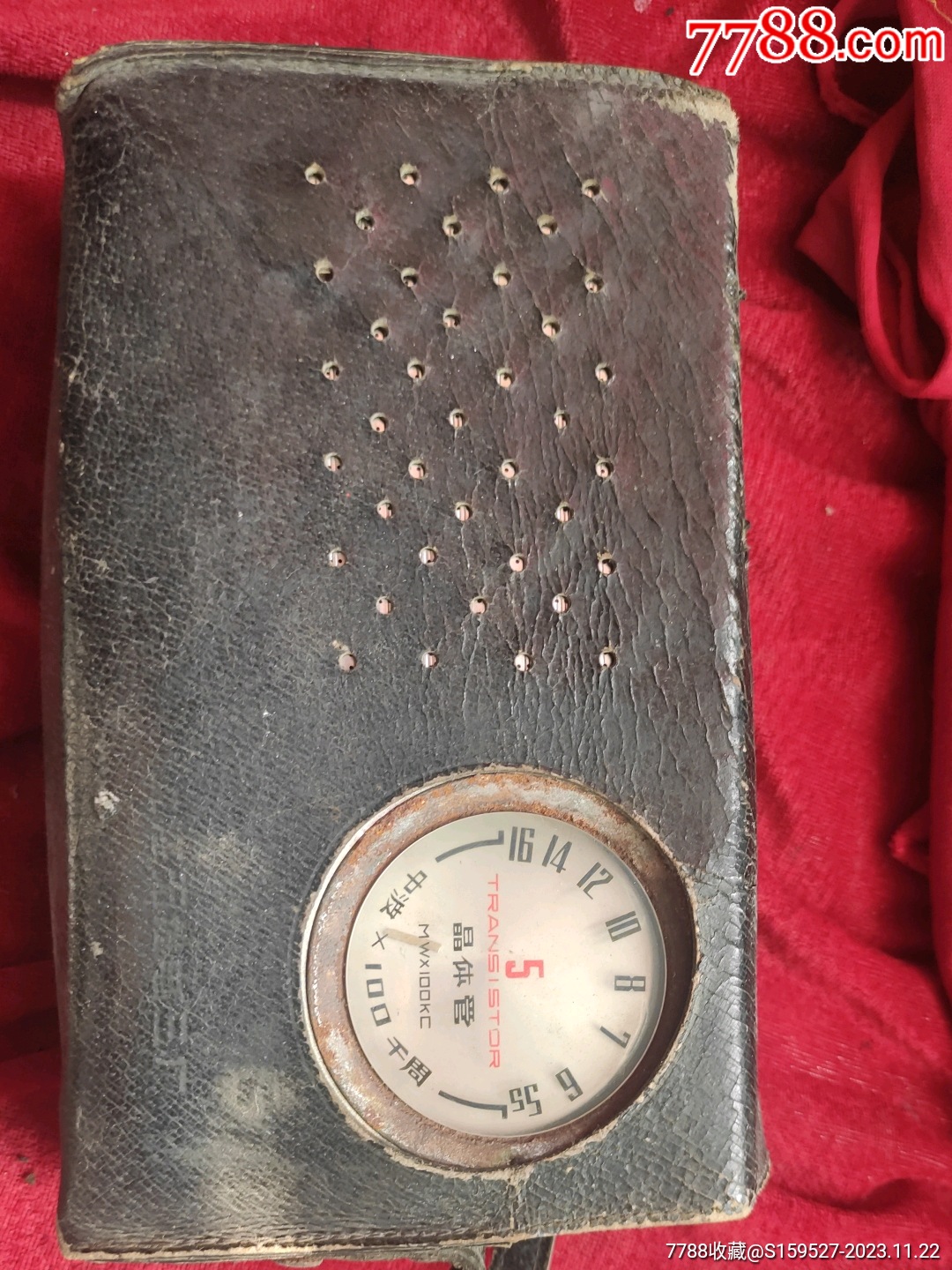 这是一台早期由上海无线电三厂制造出品的《春雷》牌晶体管收音机.