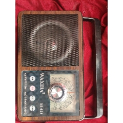 这是一台早期由上海一0一厂制造出品的《红波》牌收音机品如图.