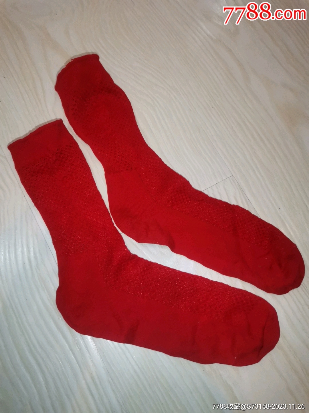 红色老尼龙袜一双