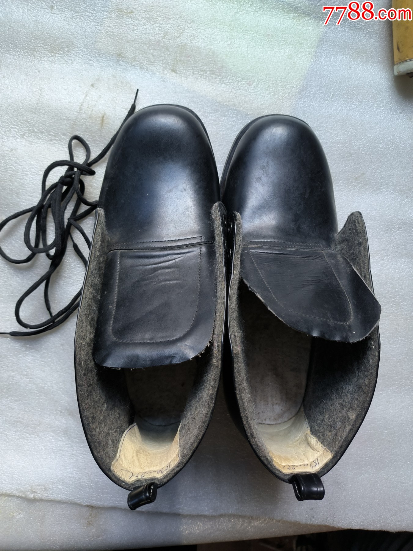 八十年代上海双喜标皮鞋l071全新品里面是毛料的烧后有羽毛味大约26码